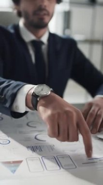 Ofiste pazarlık yaparken el sıkışan ve anlaşma yapan iki işadamının yavaş çekimleri.