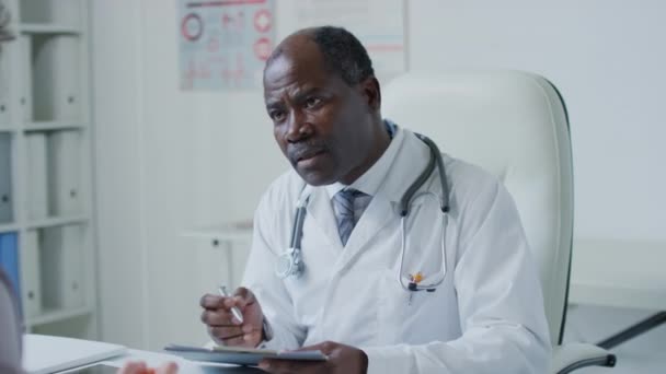 Medium Panning Shoulder Shot African American Physician Speaking Patient Health — Stock Video