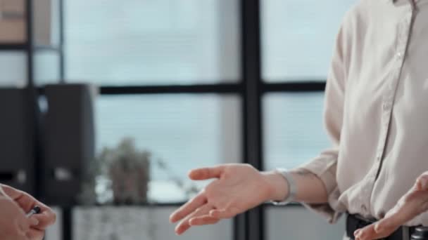 사무실에 캐주얼 인식할 비즈니스 파트너의 슬로우 — 비디오