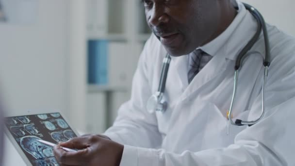 临床应用Ct扫描技术近距离拍摄黑人男性患者脑损伤原因探讨 — 图库视频影像