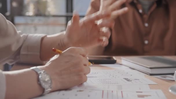 화창한 사무실에서 프로젝트 캐주얼 착용에 인식할 비즈니스 파트너의 — 비디오