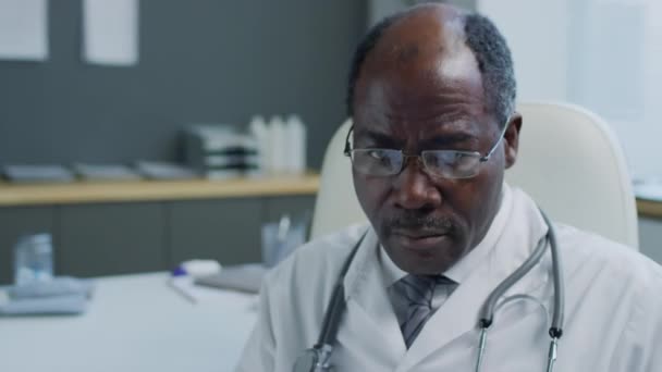 Närbild Porträtt Allvarliga Svarta Manliga Läkare Glasögon Och Med Stetoskop — Stockvideo