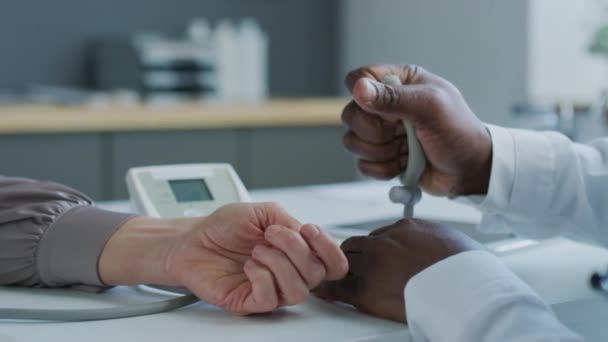 Felismerhetetlen Terapeuta Kardiológus Közelkép Tonométerrel Betegek Vérnyomásának Mérésével Klinikán — Stock videók