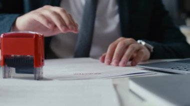 Belgede tanımlanamayan yönetici damgasının yakın çekim görüntüsü reddedildi ve Avrupa Birliği logosu ile ilgili diğer evraklara bakıldı.