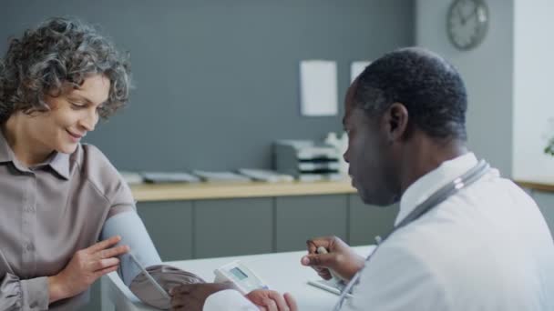 Medelhög Sido Skott Afroamerikansk Läkare Med Hjälp Tonometer Och Mäta — Stockvideo