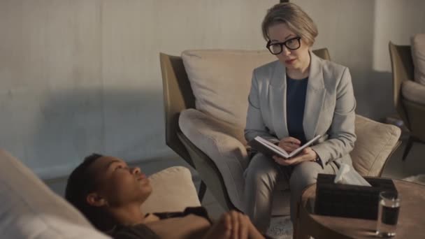 Selektiv Fokus Medium Skud Kvindelig Terapeut Forklarer Noget Til Hendes – Stock-video