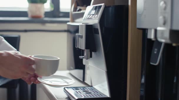 Kahve Fincanıyla Gelip Kahve Makinesinin Düğmelerine Basan Tanınmayan Bir Ofis — Stok video