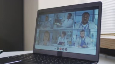Çeşitli tıp arkadaşlarının sağlık sorunlarını tartıştığı çevrimiçi video kamera konferansı ile dizüstü bilgisayarın kapatılması