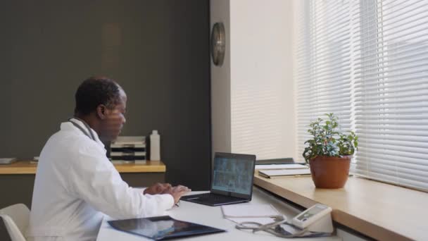 Середній Бічний Знімок Чорного Лікаря Медичній Формі Бере Участь Конференційному — стокове відео