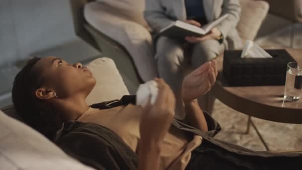 Selektiv Fokus Høj Vinkel Skud Kvindelige Patient Liggende Sofaen Terapi – Stock-video
