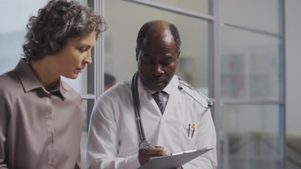 Midjan Upp Skott Afroamerikansk Läkare Med Stetoskop Förklarar Medicinska Testresultat — Stockvideo