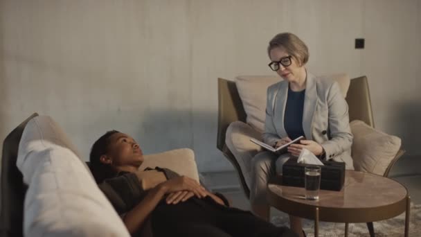 Medelstor Bild Kvinnlig Patient Psykologer Kontor Tar Vävnad För Att — Stockvideo
