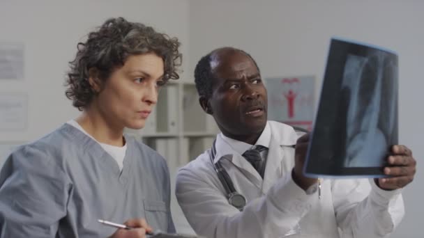 Orta Ölçekli Deneyimli Bir Afrikalı Amerikalı Doktorun Göğüs Röntgeninde Klinikte — Stok video