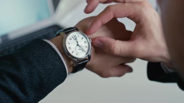 Närbild Manliga Händer Inställning Armbandsur Med Klocka Krona Medan Arbetar — Stockvideo