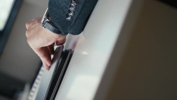 Вращение Крупным Планом Медленный Снимок Мужских Рук Открывающих Крышку Ноутбука — стоковое видео