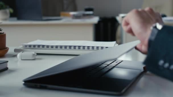 Крупным Планом Отрезаны Руки Бизнесмена Открывающего Ноутбук Пробуждающего Спящего Режима — стоковое видео