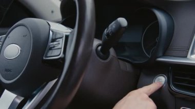 Tanımlanamayan sürücülerin orta kenarlı görüntüsü anahtarsız ateşleme sistemini başlatmak için elle başlatma düğmesine basın