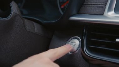 Tanımlanamayan sürücülerin el kamerası görüntüsü anahtarsız ateşleme sistemini başlatmak için motor çalıştırma düğmesine bas