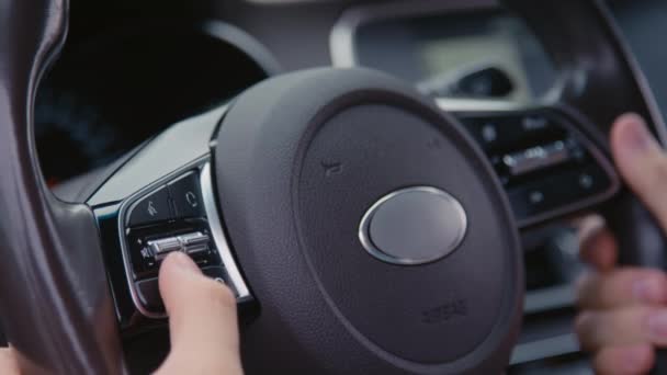 Araba Direksiyonunda Ses Kontrol Düğmeleri Kullanan Tanınmayan Bir Sürücünün Yakın — Stok video