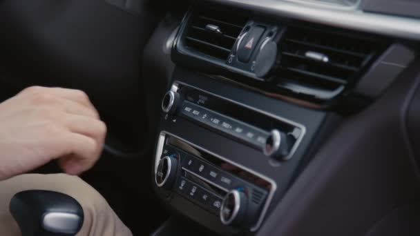 Detailní Boční Záběr Nerozpoznatelných Řidičů Ruční Nastavení Auto Stereo Funkce — Stock video