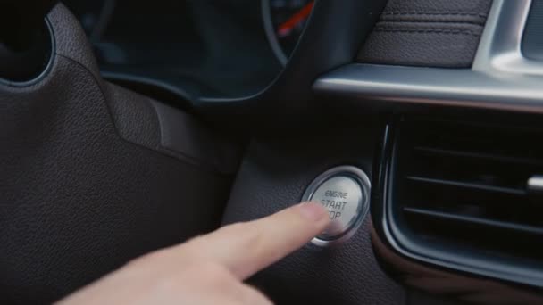 Nahaufnahme Handheld Aufnahme Von Unkenntlichen Fahrern Hand Drücken Start Motor — Stockvideo