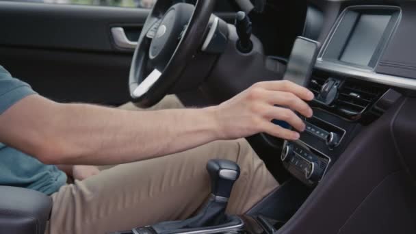 Tanımlanamayan Sürücülere Ait Orta Ölçekli Bir Fotoğraf Araba Kullanmadan Önce — Stok video