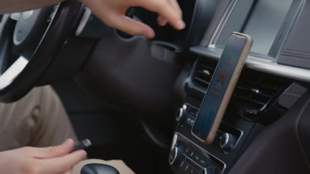 Tanımlanamayan Sürücülerin Yakın Plan Çekimleri Araba Kullanmadan Önce Telefonu Şarj — Stok video