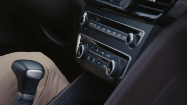 无法辨认的驾驶员手调整车内气候控制设备的闭塞侧拍 — 图库视频影像