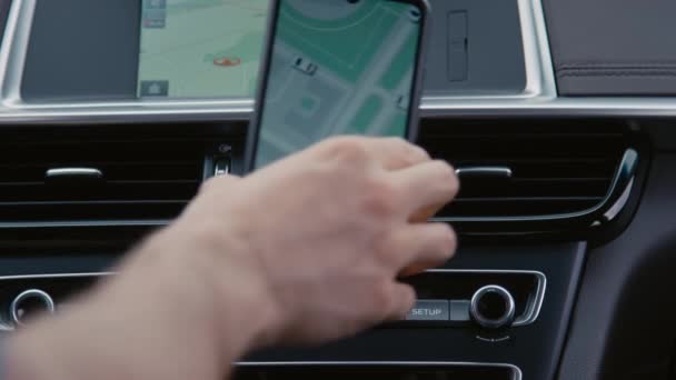 Tanımlanamayan Sürücülere Yakın Çekim Sürmeden Önce Ekranda Navigasyon Uygulamalı Akıllı — Stok video