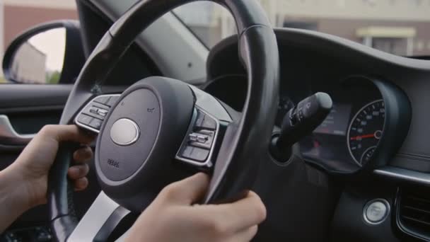 Fechamento Lateral Tiro Motorista Irreconhecível Girando Volante Enquanto Dirige Carro — Vídeo de Stock
