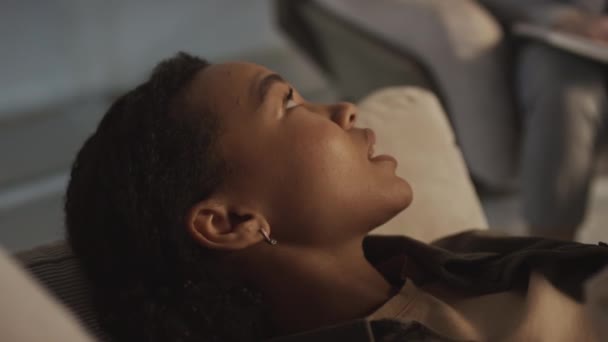 Nærbilde Kvinnelig Pasient Liggende Sofaen Med Nervesammenbrudd Som Beskriver Traumatisk – stockvideo