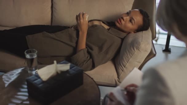 Skulder Billede Kvindelige Patient Liggende Sofaen Dele Hendes Følelser Med – Stock-video