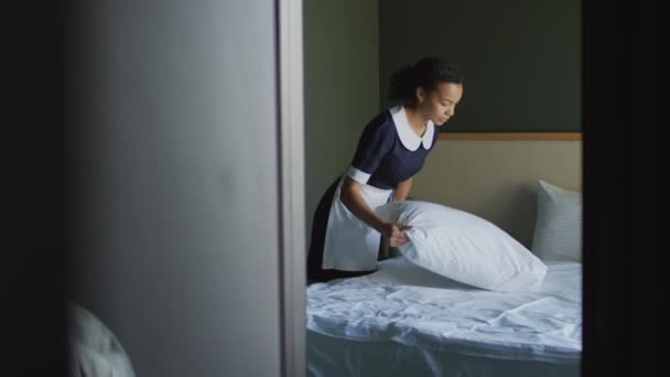 Средняя Широкая Фотография Горничной Заправляющей Кровать Пушистой Подушки Номере Отеля — стоковое видео