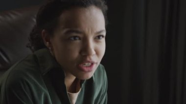 Kadın hastanın ellerini ve yüzünü yakından çek. Terapistin elinde doku tutarken yaşadığı deneyimi canlı bir şekilde anlat.