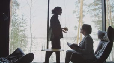 Ortalama geniş açıda, kadın hasta terapistine seans sırasında ormanda yaşadığı sorunları anlatırken görülüyor.