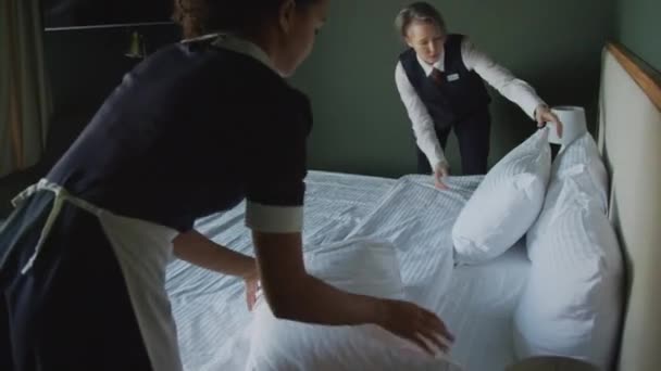 Вид Через Плечо Персонал Отеля Делающий Кровать Кладущий Одеяло Пушистые — стоковое видео