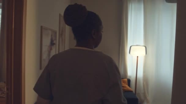 Średni Tylny Obraz Zmęczonego Młodego Afroamerykańskiego Lekarza Mundurze Wracającego Domu — Wideo stockowe
