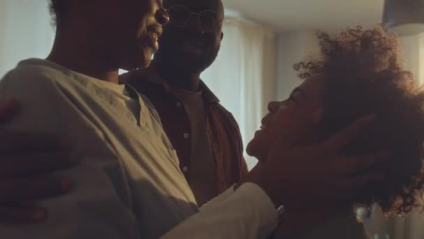 Mediana Inyección Trabajadora Salud Negra Abrazando Marido Hijo Casa Después — Vídeos de Stock
