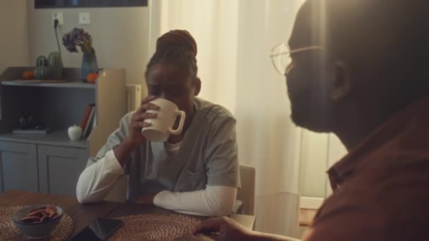 Sabah Vardiyasından Önce Mutfak Masasında Oturan Kocasıyla Kahve Içen Sohbet — Stok video