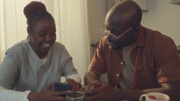 Plan Moyen Agente Santé Afro Américaine Uniforme Assise Table Cuisine — Video