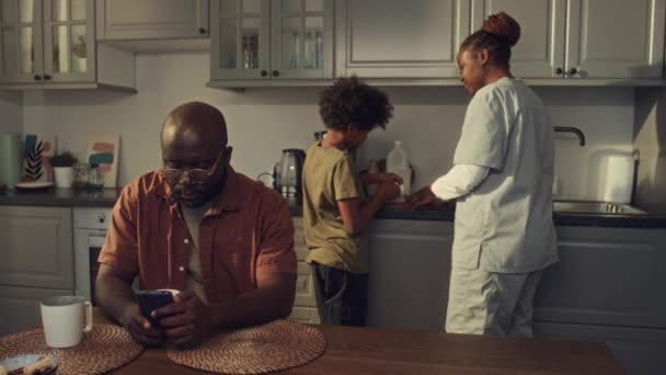 Mittlere Gesamtaufnahme Einer Afroamerikanerin Medizinischer Uniform Die Morgens Der Küche — Stockvideo