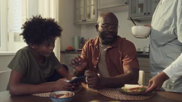 Střední Záběr Desetiletého Afroameričana Jak Spolu Sedí Kuchyňského Stolu Prohlíží — Stock video
