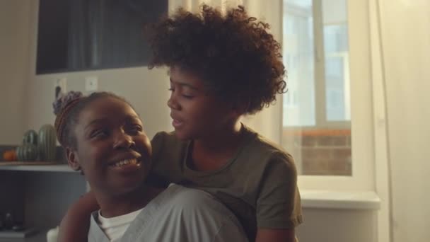 Retrato Primer Plano Mediano Una Joven Madre Afroamericana Soltera Uniforme — Vídeo de stock