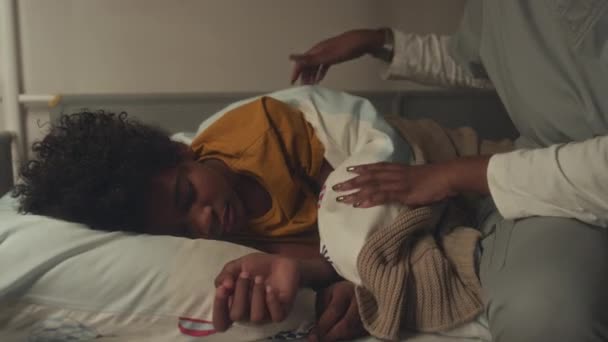 Medelhög Närbild Bild Ung Svart Pojke Sover Sovrummet Kvinnlig Läkare — Stockvideo