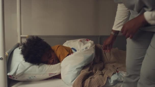 아프리카계 미국인 소년의 침실에서 병원에서 어머니는 병원에서 가운을 이불을 머리카락을 — 비디오