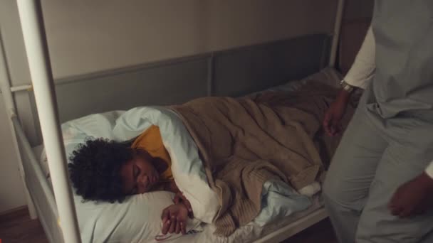아프리카계 미국인 소년의 침대에서 가운에서 엄마는 근무에서 조용히 이불을 머리를 — 비디오