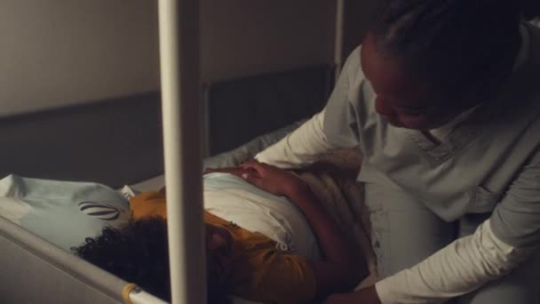 Mittlere Aufnahme Eines Jungen Schwarzen Kindes Das Nachts Bett Schläft — Stockvideo