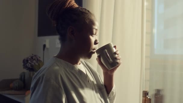 Средний Снимок Афроамериканского Врача Медицинской Форме Гуляющего Квартире Пьющего Кофе — стоковое видео