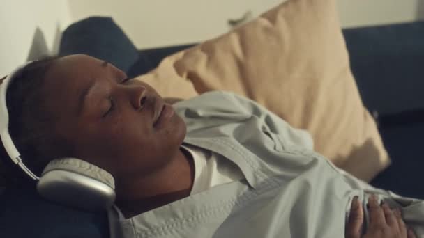 Primo Piano Medio Della Donna Afroamericana Uniforme Operatore Sanitario Sdraiata — Video Stock
