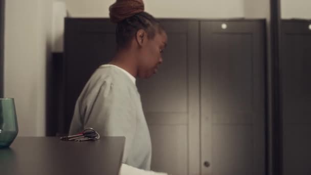 Medium Skud Ulykkelig Afrikansk Amerikansk Kvinde Sundhedsarbejderuniform Der Kommer Hjem – Stock-video